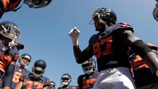 Willie Young in huddle vs Steelers