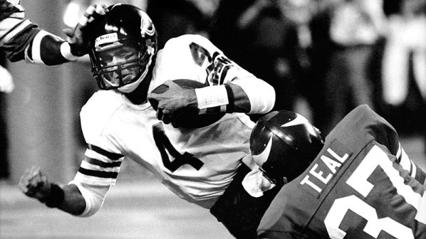 Steve Fuller getting tackled in 1985 at Vikings